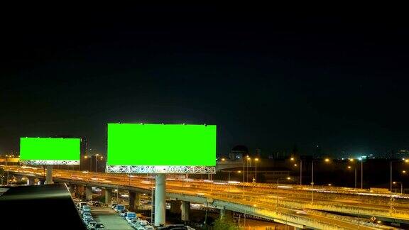 泰国曼谷高速公路上以城市为背景的夜间绿色广告牌时间流逝