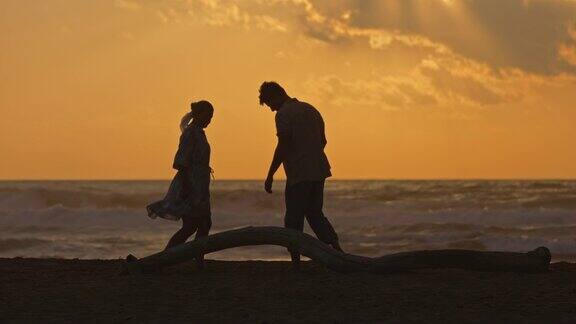 意大利撒丁岛海滩上一对情侣的慢镜头照片