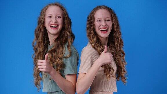 一对双胞胎女孩竖起大拇指的4k视频