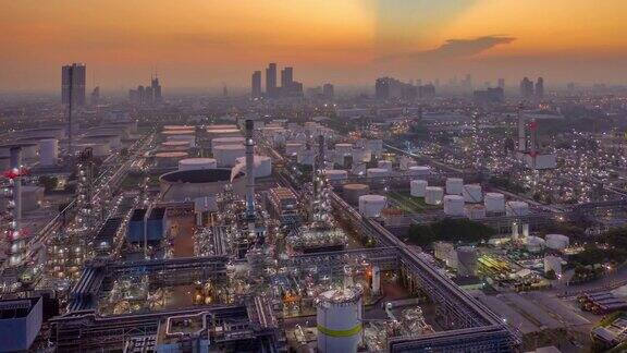 亚洲日出工业区带炼油厂和储罐的工业园区鸟瞰图