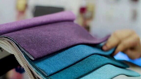 男士为沙发选择不同颜色的布料样品