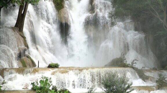 老挝琅勃拉邦匡斯瀑布的倾斜和慢镜头