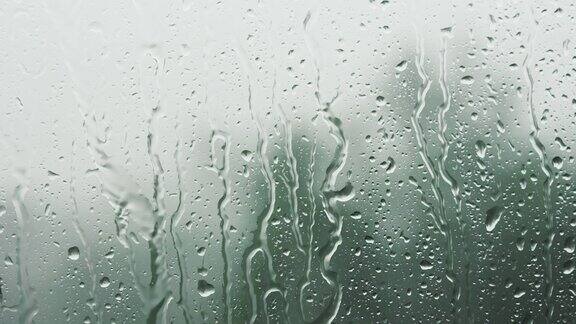 大雨落在窗户上用手持式慢动作拍摄