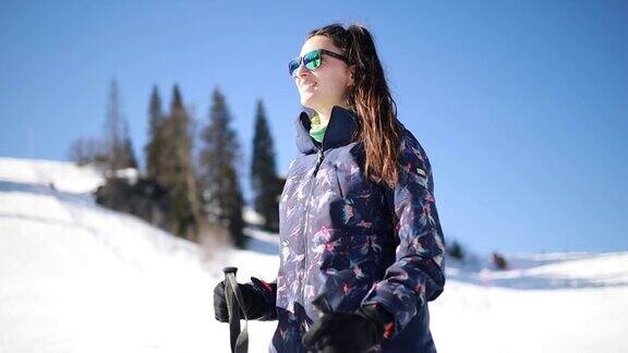 一个女人在滑雪道上的肖像