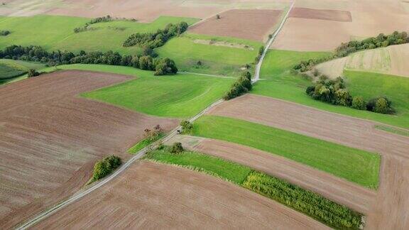用无人机飞越各种农业景观鸟瞰图