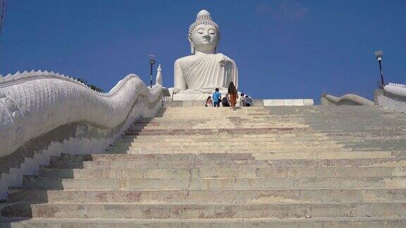 斯坦尼康镜头拍摄的一个大佛像在普吉岛泰国之旅概念