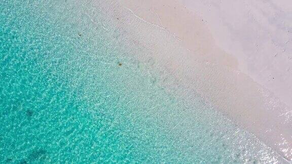 鸟瞰图无人机摄像头在白色沙滩沙滩和缝水清楚在阳光明媚的日子里美丽的热带海滩和大海的自然视频视图海滩上的棕榈树普吉岛泰国