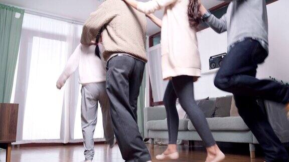 4K超高清倾斜:快乐的亚洲多代家庭一起在客厅跳舞