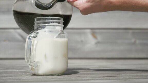 用牛奶做冰咖啡
