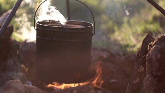 锅和食物挂在火上的特写