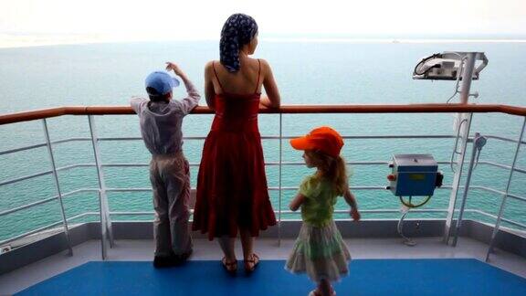 母亲和孩子们站在游轮的甲板上