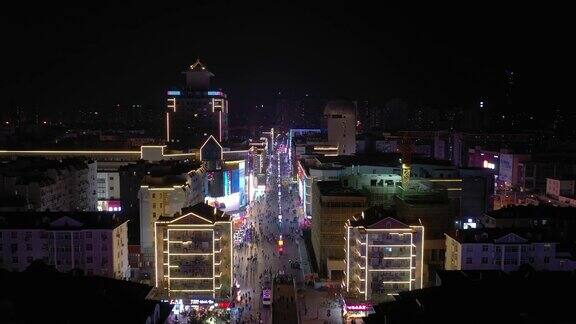 夜间照明青岛市著名步行街航拍4k中国全景图