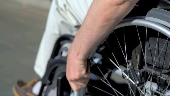 残疾人使用轮椅的特写