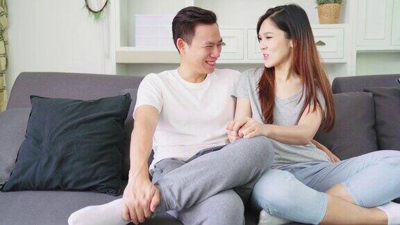4K超高清:亚洲深情情侣在沙发上放松、交谈