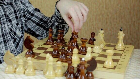 青少年下棋的手