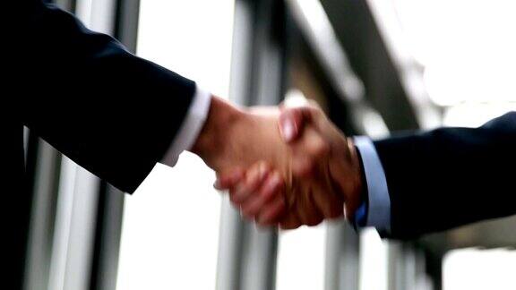 两个商人握手的特写