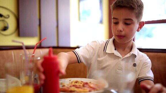 一个男孩在餐馆吃午饭