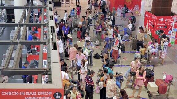 旅客拥挤在机场值机柜台高角度视角