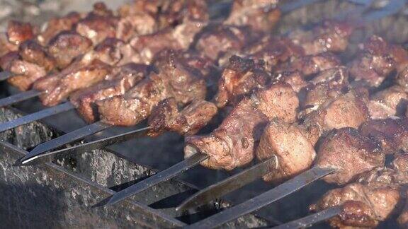 烤开胃多汁的猪肉串在木炭烤架上用火熏烤