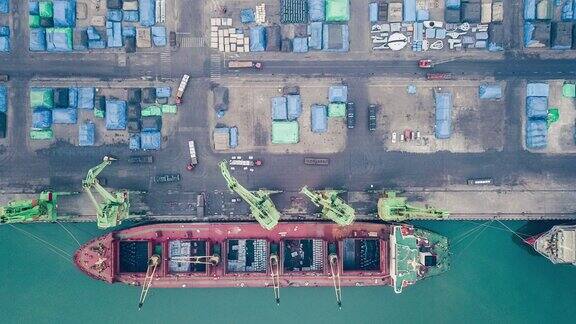 港口货轮的无人机视角