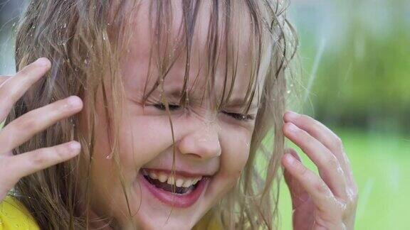 雨中笑的女孩