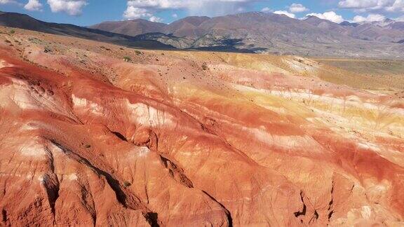 鸟瞰图的红色橙色砂岩峡谷在沙漠中的山脉