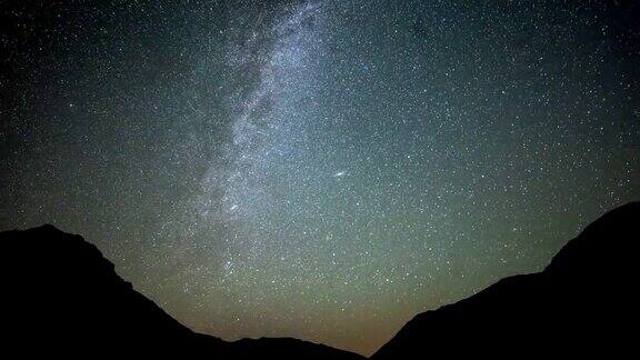 星空宇宙星系在土耳其Kackar山脉高原上延时拍摄