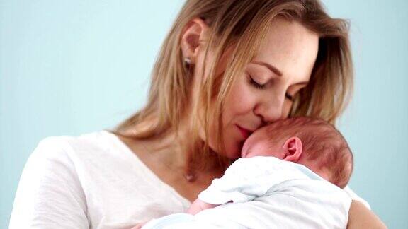 妈妈和宝宝一位妇女温柔地吻着她的孩子母亲的一天