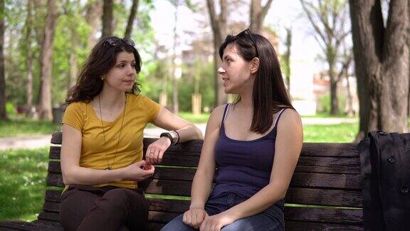 女朋友们在公园里聊天