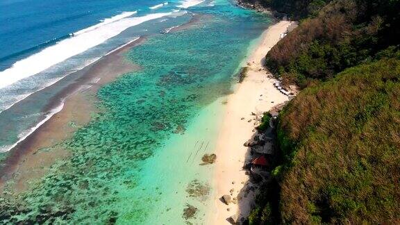 鸟瞰图的沙滩与绿松石海洋在热带岛屿