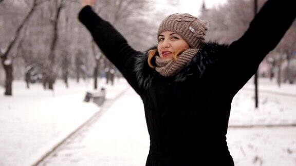 快乐的女人在冬天的公园里纺纱