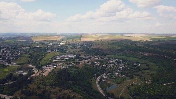 飞越摩尔多瓦共和国的一个小村庄4k空中镜头