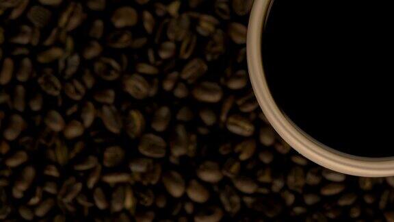 4K旋转咖啡杯和咖啡豆视频