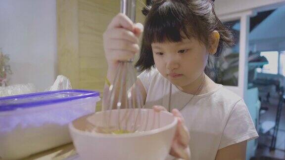 亚洲小女孩在家学习做饼干