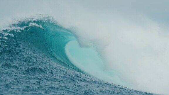 巨大的蓝色海浪打破在慢镜头