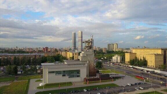 俄罗斯晚上时间莫斯科市VDNH著名纪念碑城市景观航拍全景4k