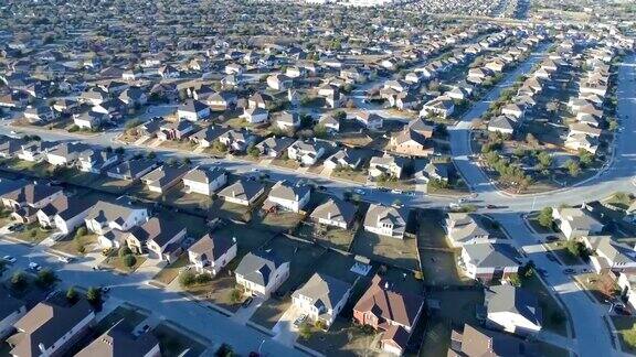 在地平线无人机拍摄的郊区社区中成千上万的房屋排成整齐的小盒子