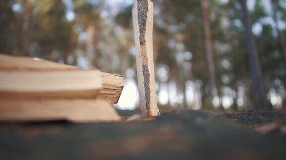 用斧头砍木头木头砍缓慢的运动