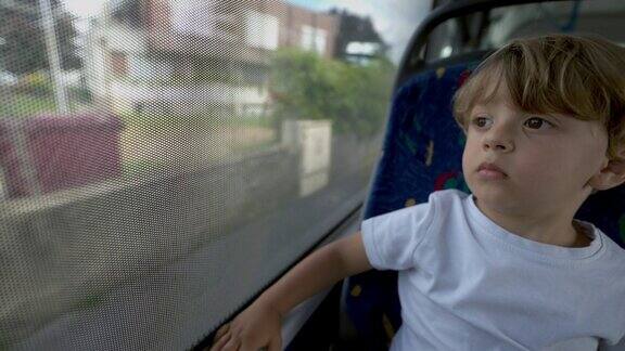 乘坐公共汽车的孩子望着窗外