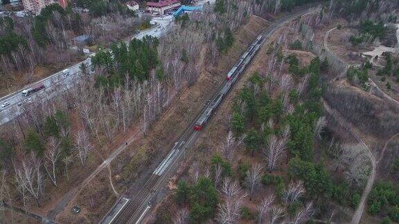 深秋时铁路上的火车鸟瞰图