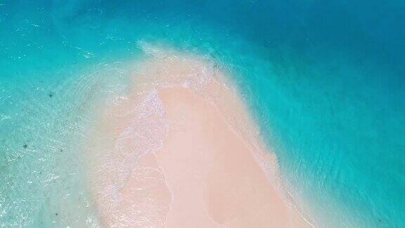 白色的沙滩和碧绿的海洋