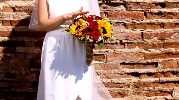 新娘身着婚纱手捧向日葵花束