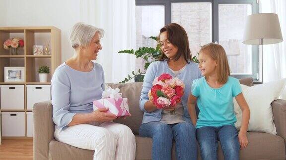 女儿送花给母亲
