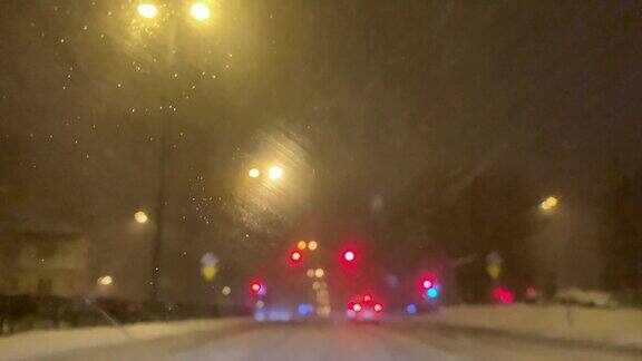 暴风雪在冬季城市汽车POV