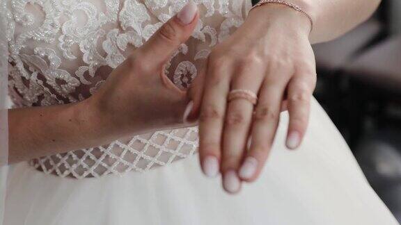婚礼前新娘把结婚戒指戴在手指上新娘轻触她的结婚金戒指