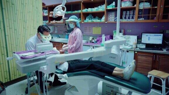 牙医在检查病人