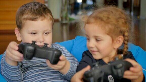 两个孩子在玩游戏手柄