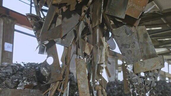 CS废磁铁在回收设施拾取金属并将其释放到碎纸机上