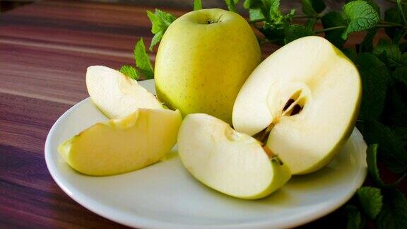 白色盘子里放着成熟可口的苹果
