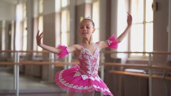 优雅的年轻的芭蕾舞演员